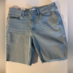 Levi’s Signature Gold Mid-Rise Bermuda Shorts